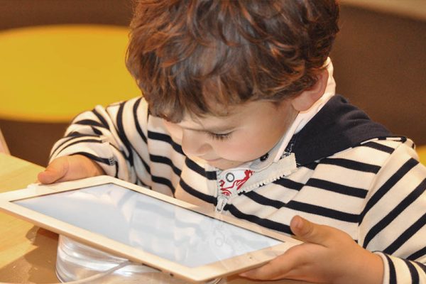 Cómo afecta el uso de smartphones y tablets a la salud visual de los niñ@s